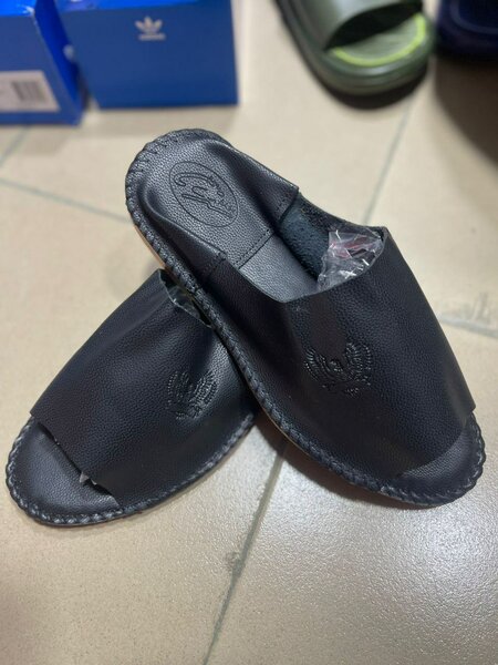 Pantoufles en cuir noir confortables