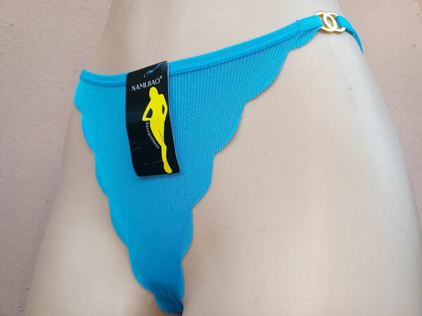 Culottes en dentelle colorées