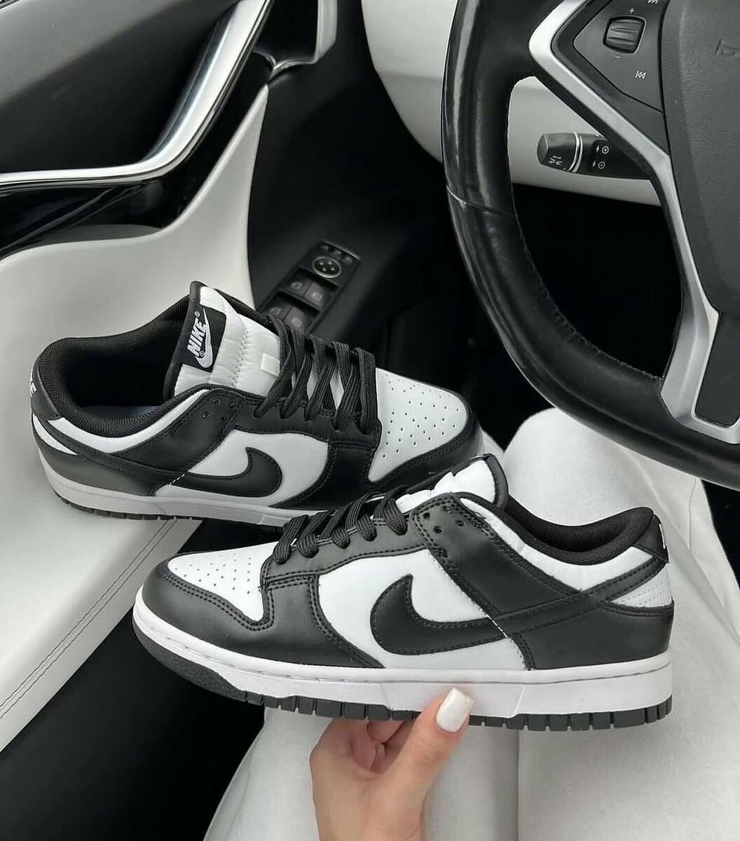 NIKE SB BLACK AND WHITE