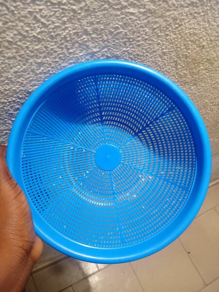 Passoire en plastique bleu robuste