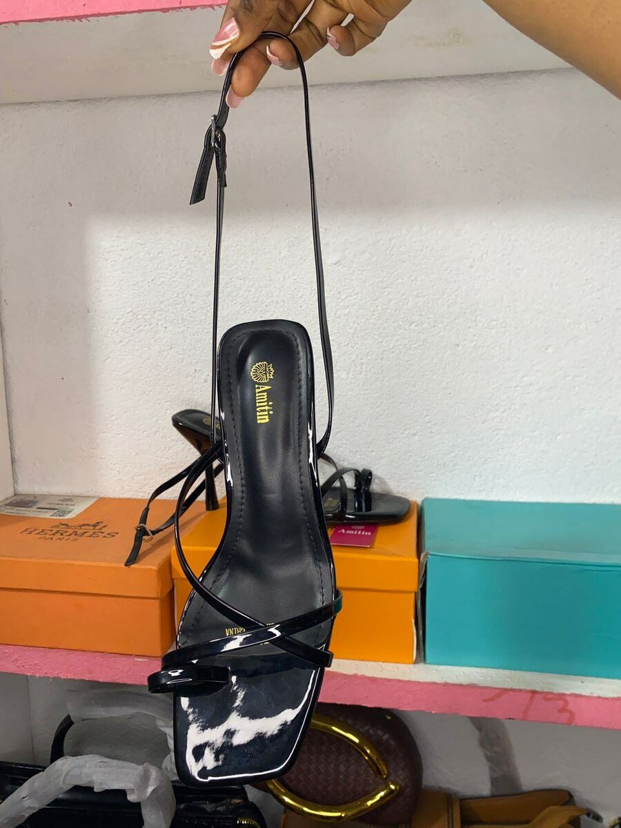 Sandales à talons lacées élégantes