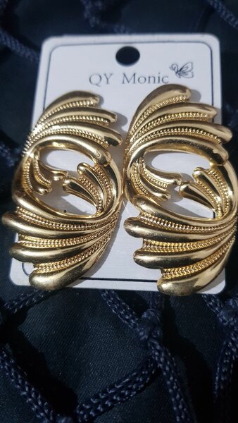 Boucles d'oreilles dorées élégantes