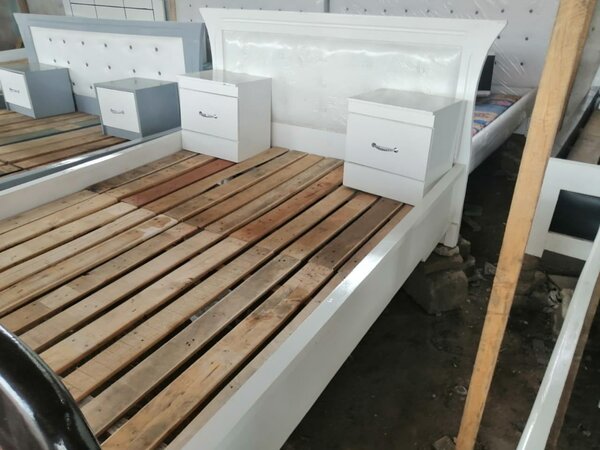 Lits   2 places avec du bois rouge