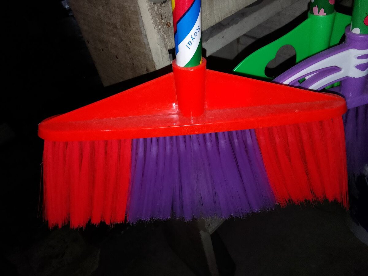 Balai multi-couleur avec motif floral