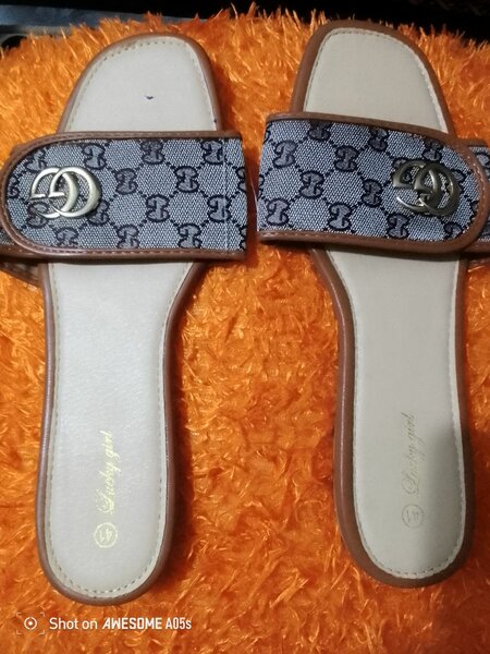 Ladies slippers