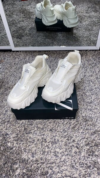 Both men and women white sneaker