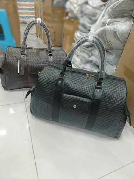 Medium traveling bag