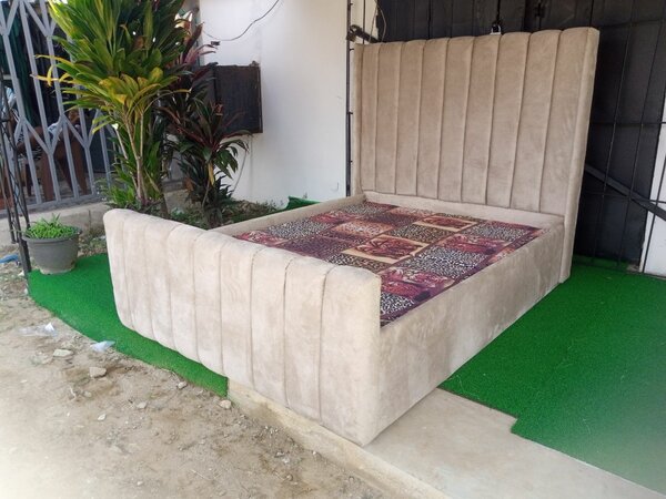 Lit de 2 places de couleur beige