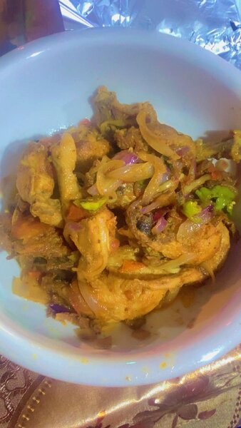 Poulet épicé aux oignons et poivrons