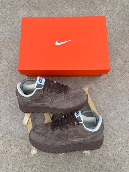 Baskets en daim marron Nike
