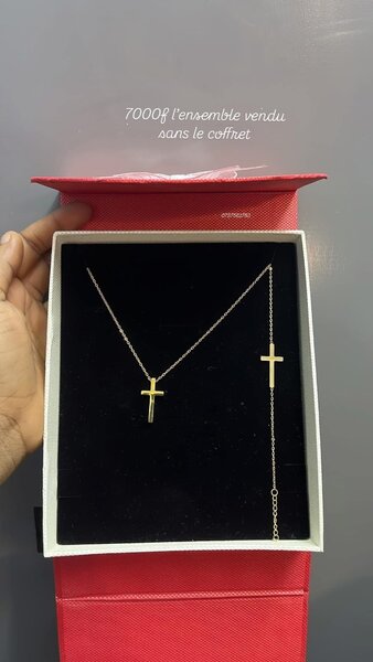 Parure croix dorée élégante