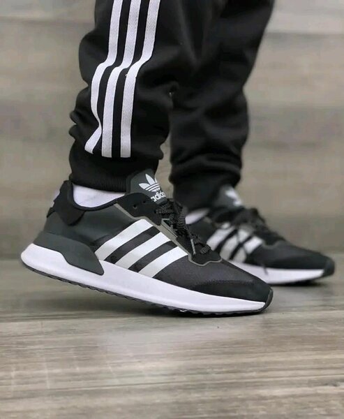 Baskets Adidas noires et blanches