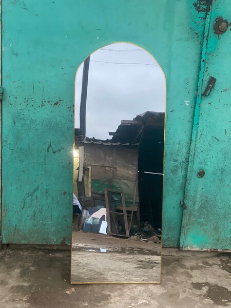 Grand miroir à cadre doré