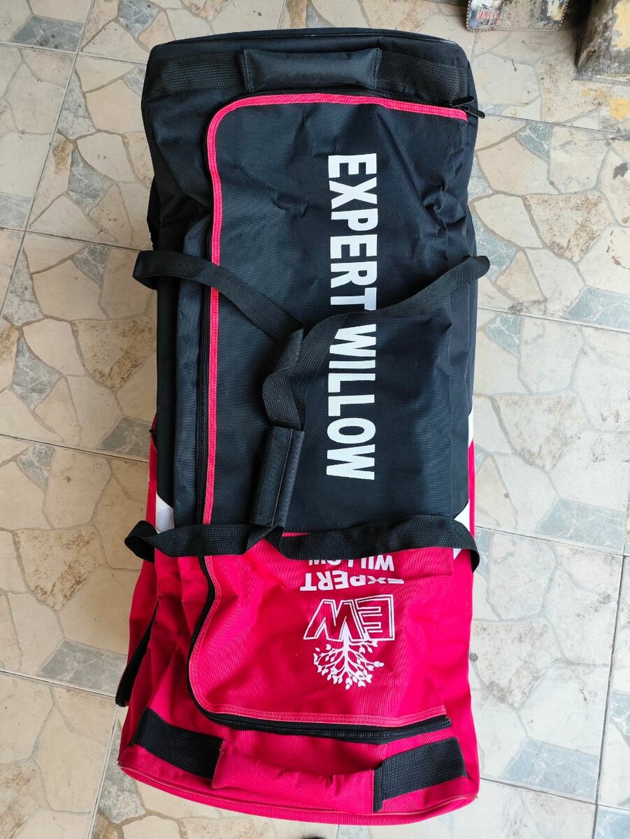 Big bag with 3 wheels for cricket