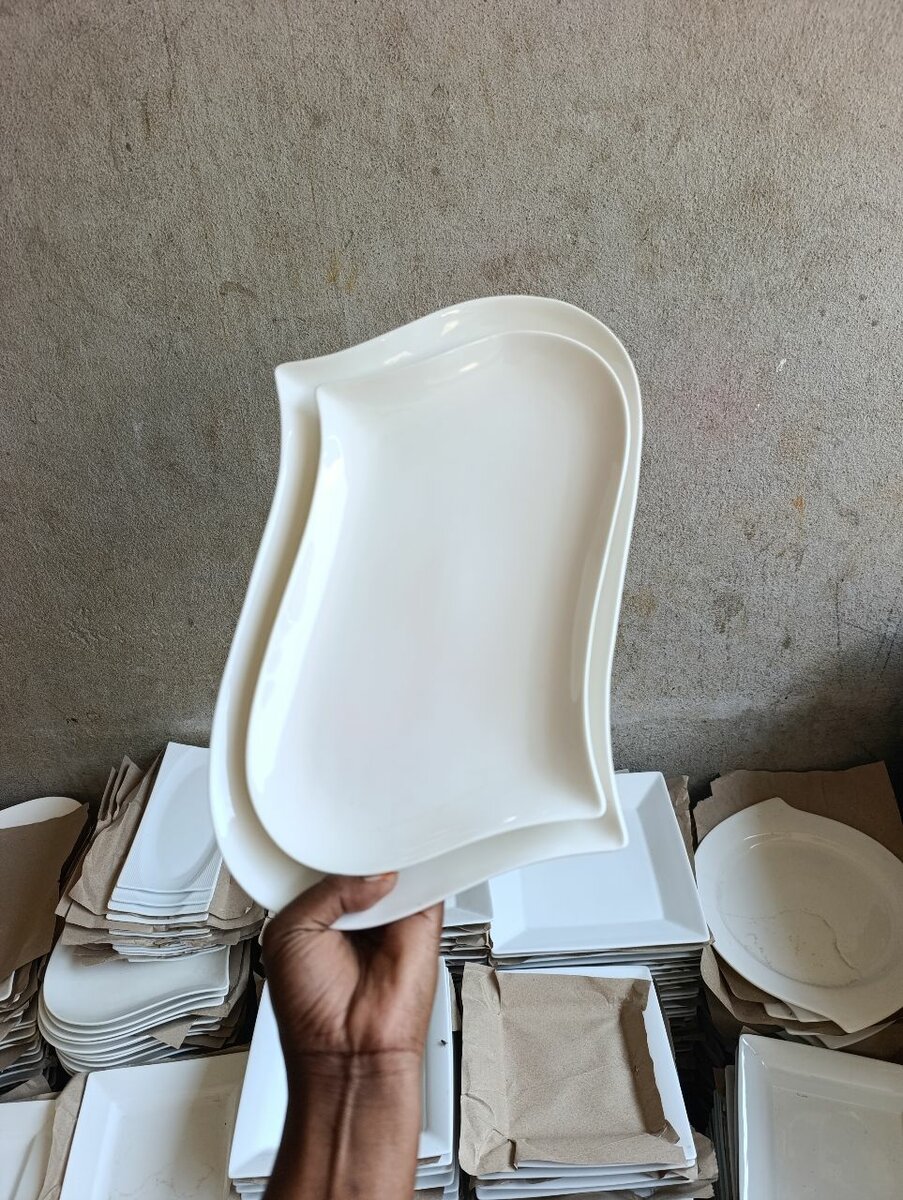 Plateau en céramique ondulé