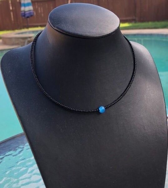 Collier perles noires et bleue