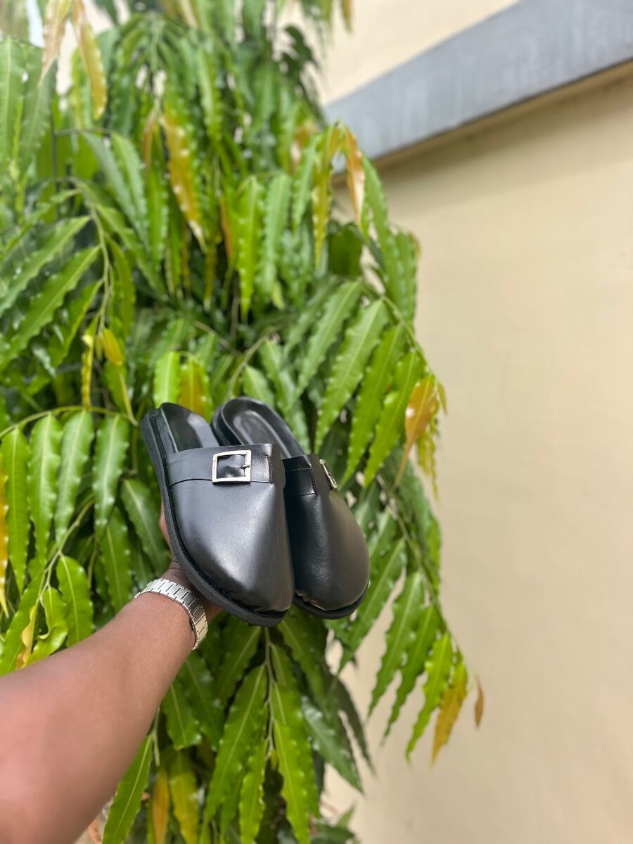 Mules en cuir noir élégantes