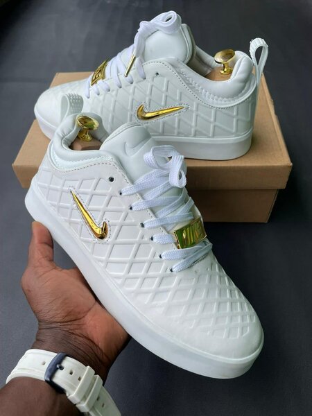 Baskets blanches avec détails dorés