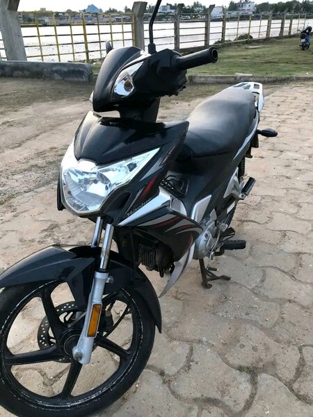 Moto robuste et élégante