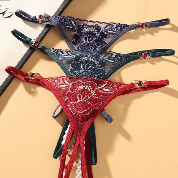 String sexy en dentelle florale