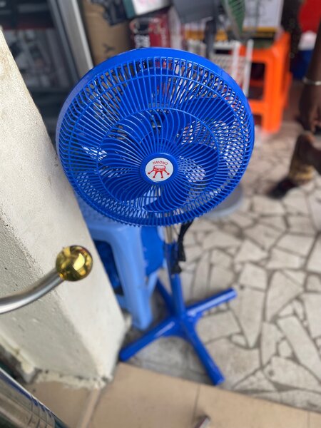 Ventilateur sur pied bleu