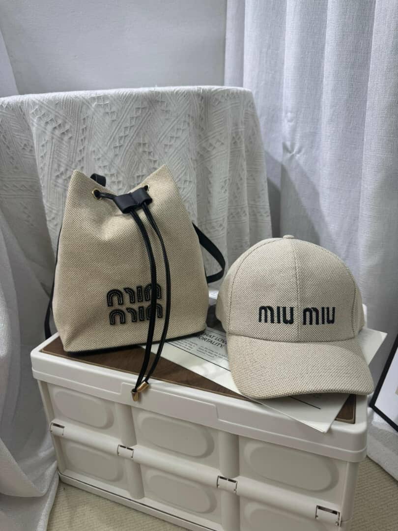 Sac et casquette Miu Miu