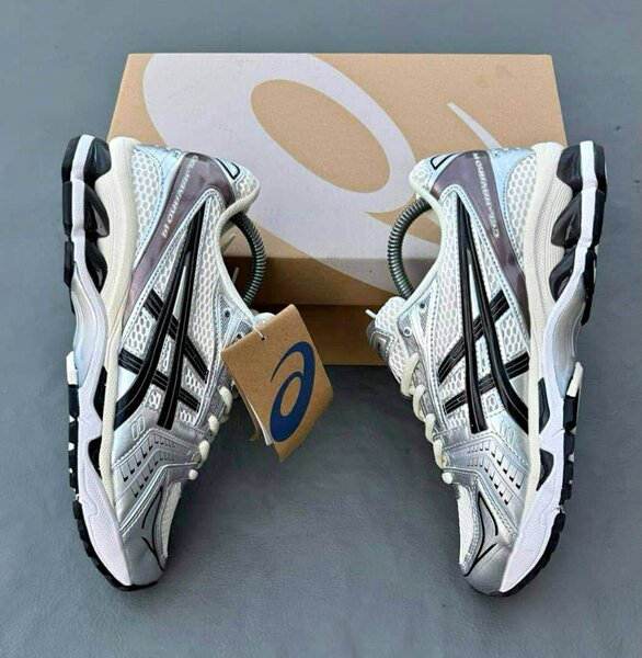 Chaussures de course ASICS élégantes