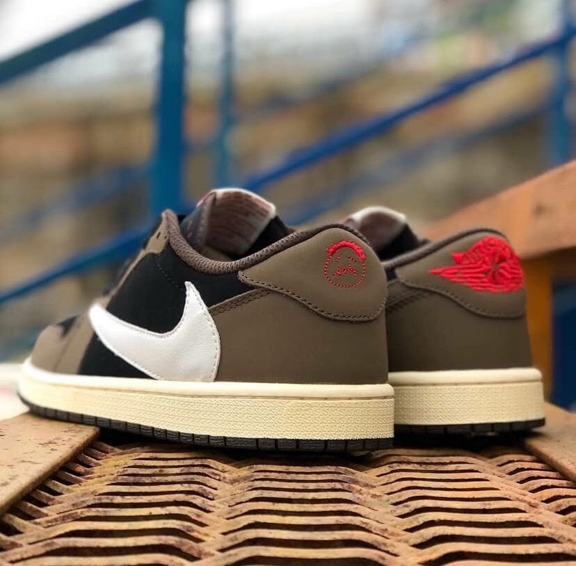 AIR JORDAN 1 x TRAVIS SCOTT