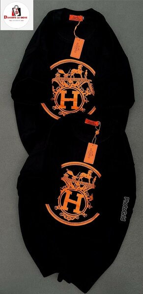 T-shirt noir à monogramme orange