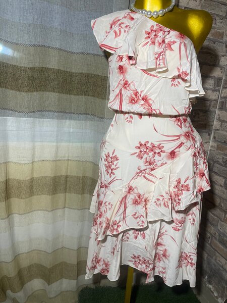 Robe asymétrique à volants