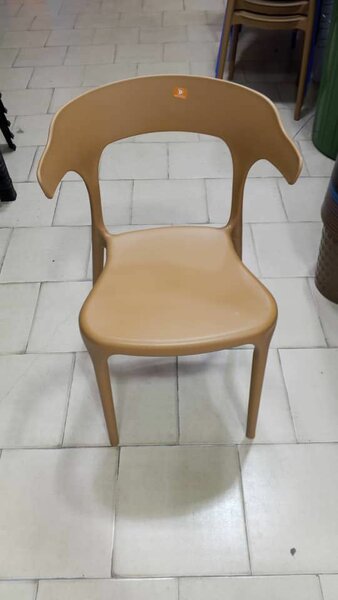 Chaises Empilables en Plastique