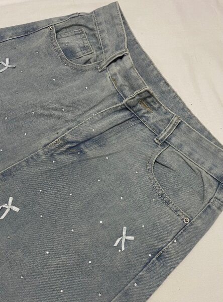 Джинсы со стразами и бантиками