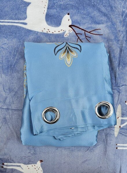 Rideau bleu avec œillets