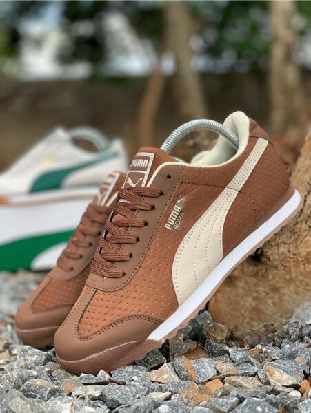 Baskets Puma en marron clair.