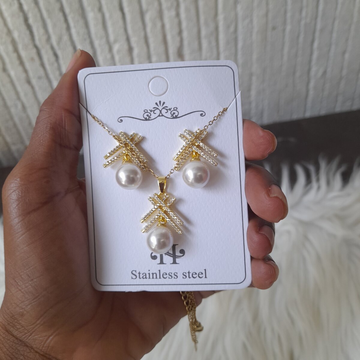 Boucle d'oreille et chaîne