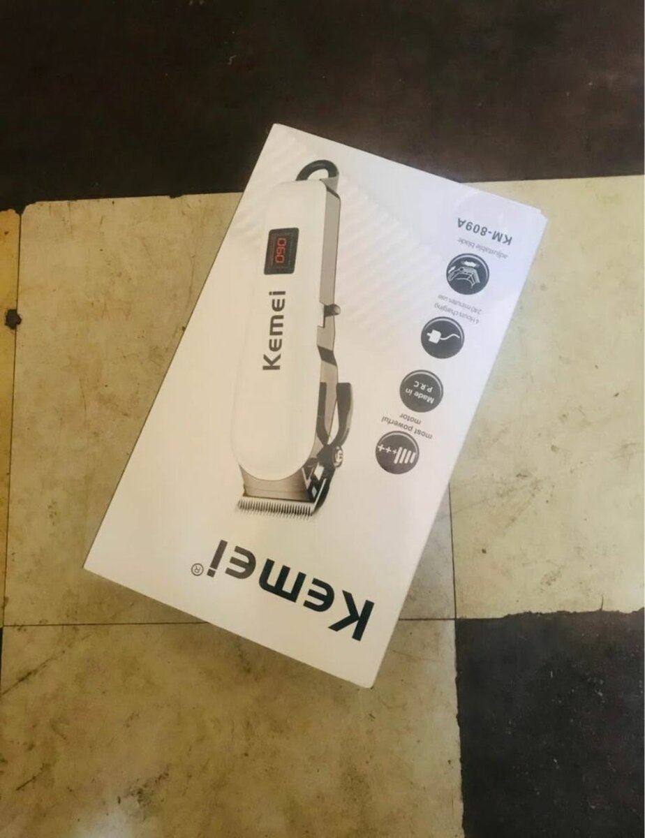 RECHARGEABLE BARBING MACHINE.