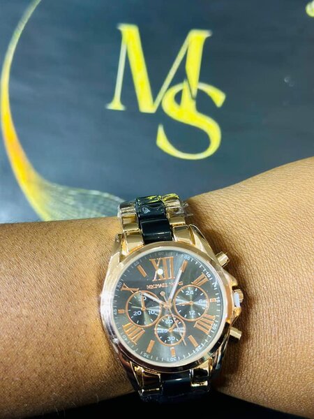 Women's wristwatch with metal bracelet