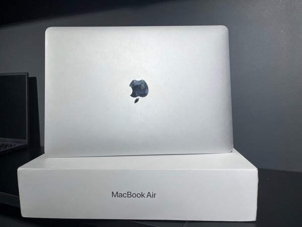 MacBook Air (M1 , 2020)