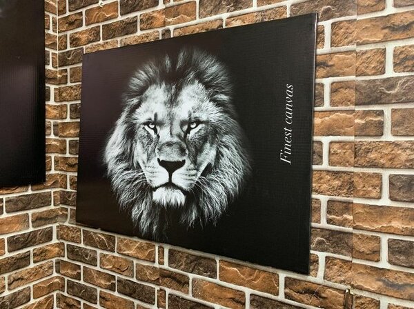 The painting on the wall is the size of 80x60cm