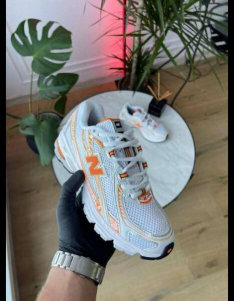 Baskets de sport blanche et orange