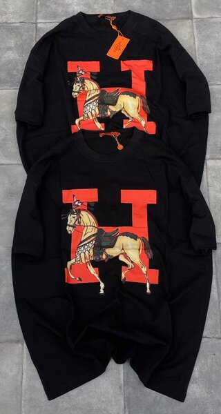 T-shirt noir avec motif cheval