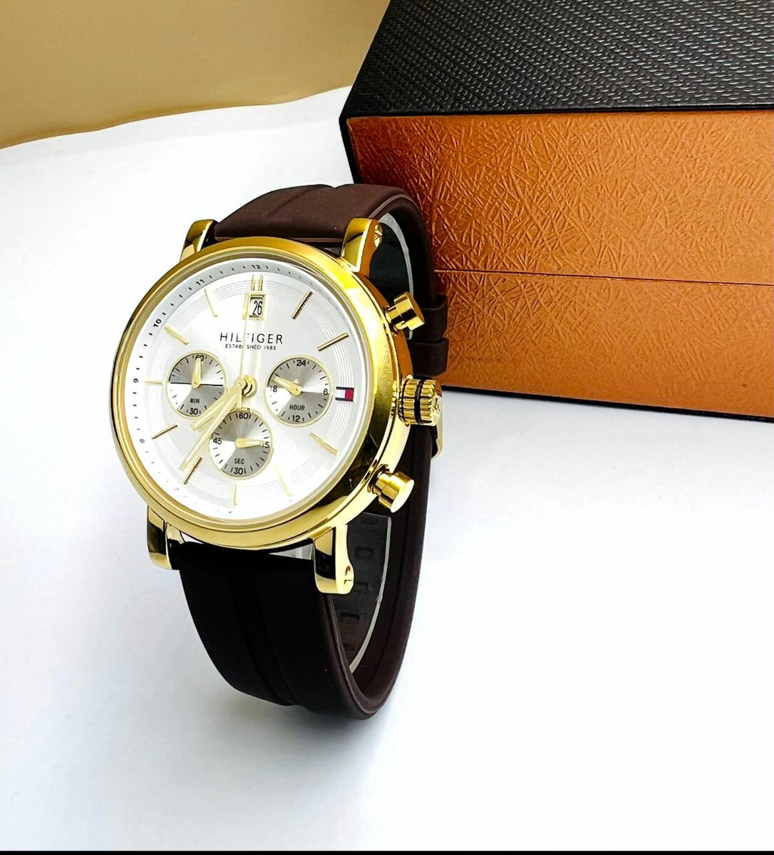 Montre homme élégante dorée