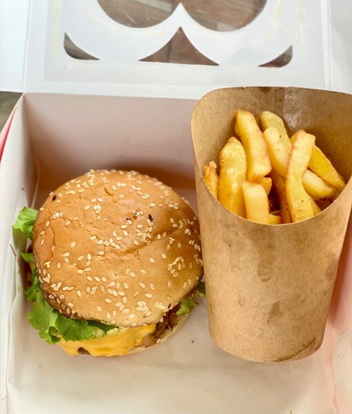 Savoureux Burger avec Frites