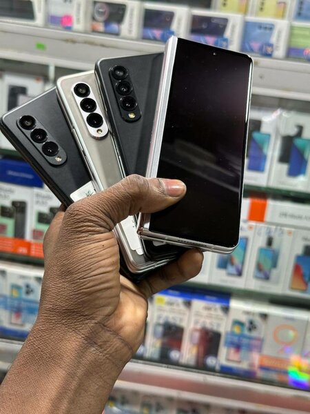 Samsung fold3 capacité 256gigas ram12 Réseau 5G