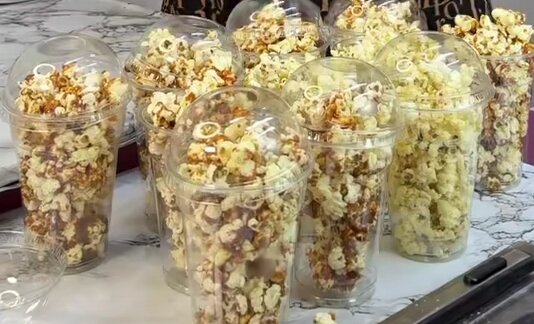 Popcorn gourmande en gobelet