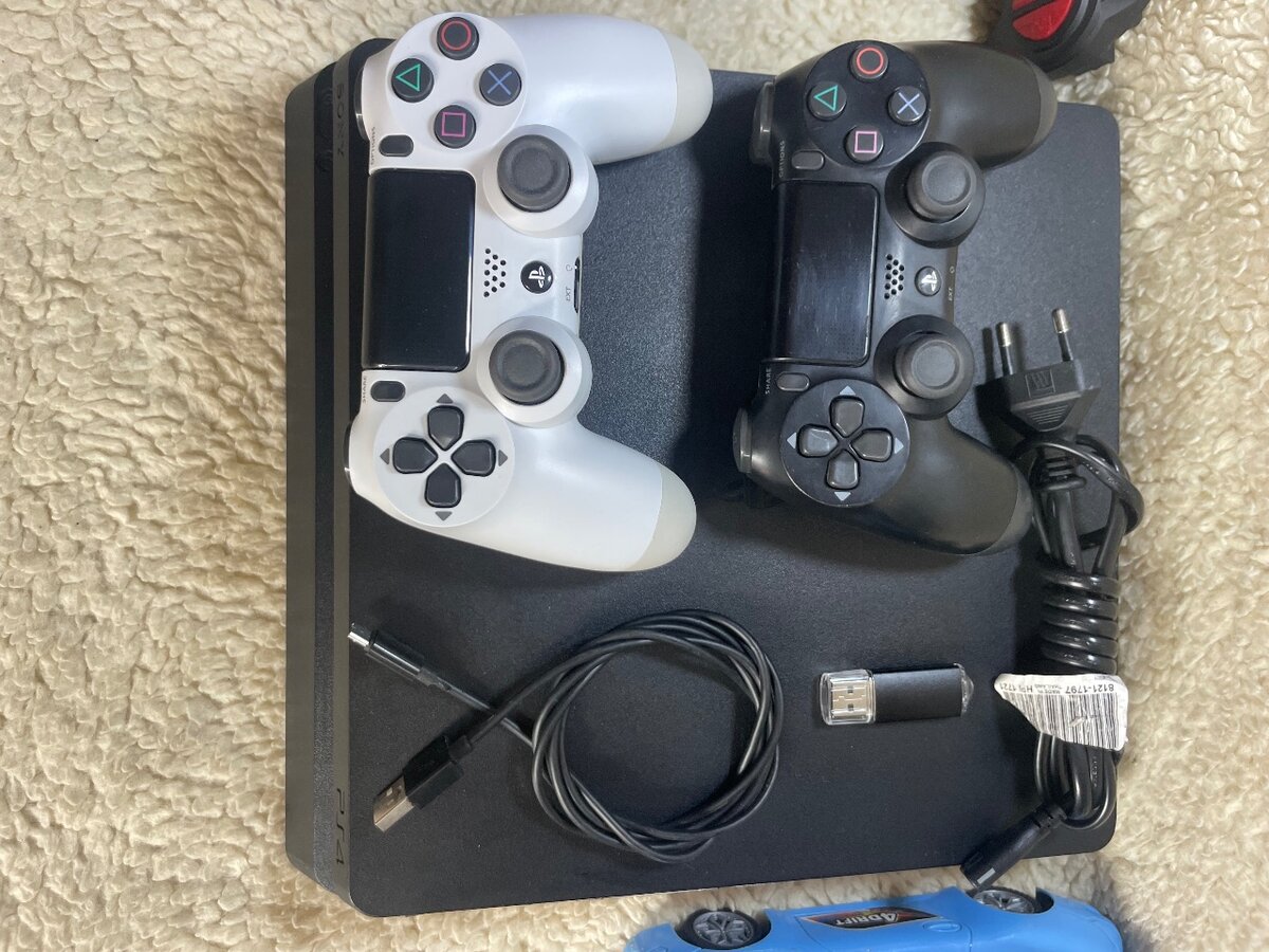 Ps4 Slim Casi neuf/ 1 téra  /20 Jeux intégrés