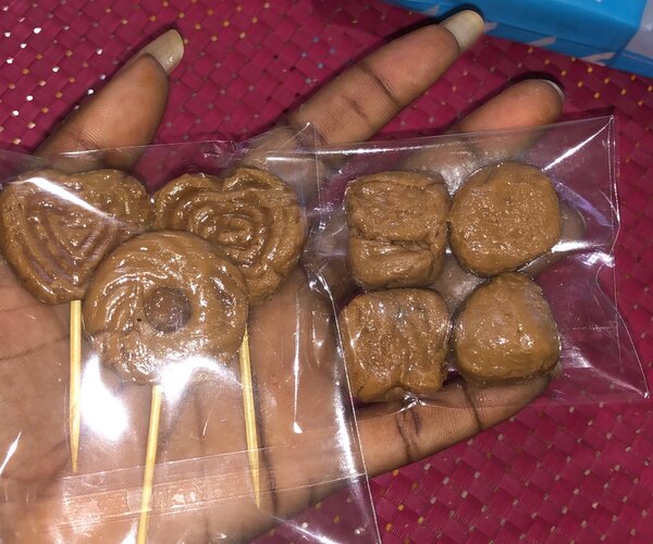 Sucettes au lait  ( toffi )