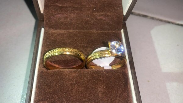 Ensemble de bagues de mariage dorées et argentées