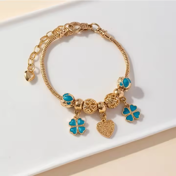 Bracelet en or avec breloques trèfle