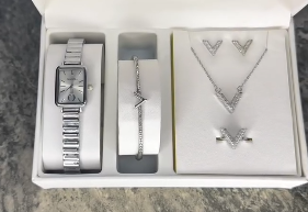 Комплект с наручными часами для женщин